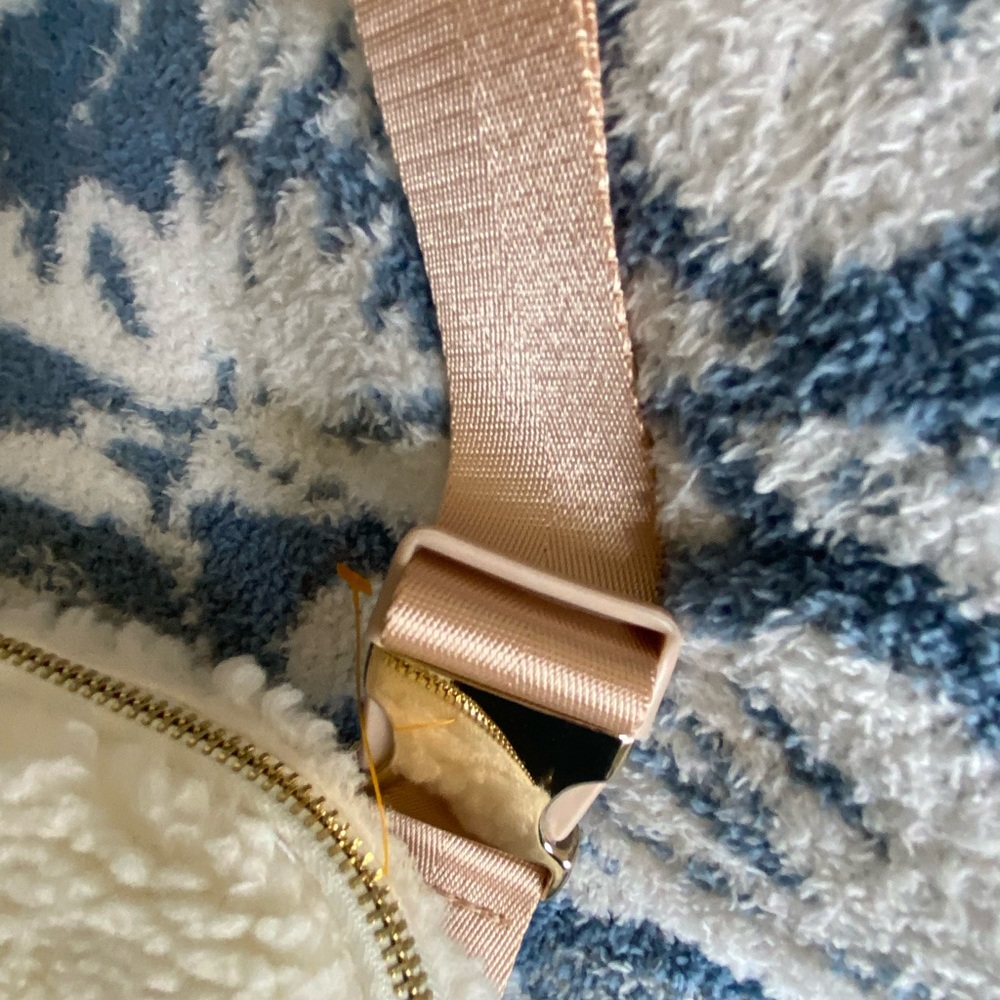 Sherpa Ivory Crossbody Bag with rose gold strap NEW - Picture 3 of 5